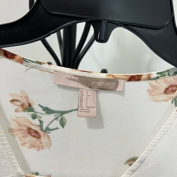 Forever 21 Floral V-Neck Women's Top. #06 - Picture 5 of 10